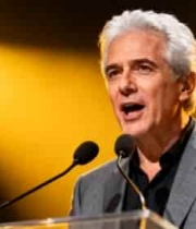  演讲台上的白发男子2746#横屏 	 