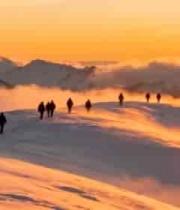  雪山日落登山人群剪影2670#横屏 	 -