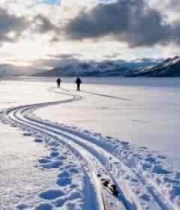  雪原蜿蜒足迹与远山2722#横屏 