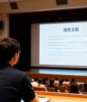  演讲者在报告厅做报告2749#横屏 	 