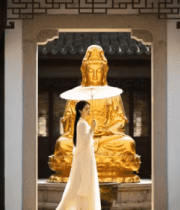 持伞女子于古建筑前的观音像旁1893#横