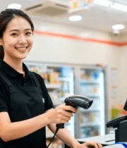 超市女性收银员扫码收银3651#横屏 