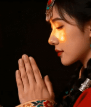 藏族女子手持蜡烛虔诚祈祷4791#横