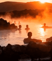 冰岛温泉日落时人们泡温泉场景3471#横