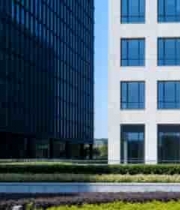  现代城市玻璃幕墙建筑2458#横屏 	 