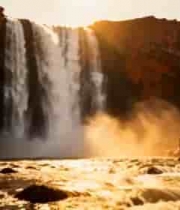  夕阳下的红色悬崖瀑布2384#横屏 	 