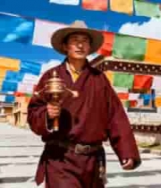  手持转经筒的僧人2135#横屏 	 -