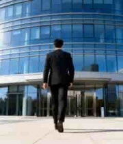  商务人士走向玻璃大厦2013#横屏 	 