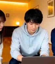  三人协作看电脑讨论1880#横屏 	 