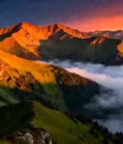  日出云海中的壮丽山峰1846#横屏 	 