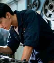  青年工人车间操作1741#横屏 	 