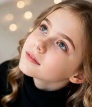  女孩仰望微笑特写1655#横屏 	 