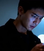  男子深夜看手机表情凝重1629#横屏 	 -