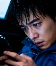  男子看手机震惊表情1628#横屏 	 