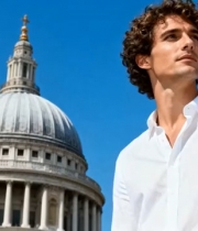  蓝天下的欧式建筑与男子1416#横屏 	 