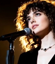  卷发女舞台演1282#横屏 	 