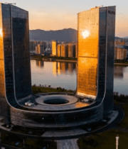 黄昏湖面U型地标建筑980#横屏 