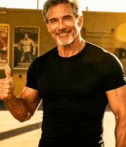 健身男性竖大拇指点赞1083#横屏 