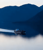 湖面小船划过山水倒影951#横屏 