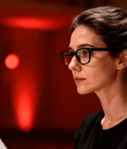 红光灯下的知性女性875#横屏 