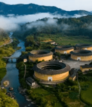 航拍云雾中的福建土楼842#横屏 