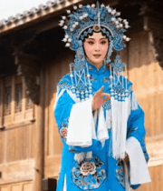 古建筑前的京剧青衣685#横屏 