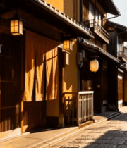 古街建筑与现代高塔同框690#横屏 