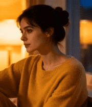 窗边沉思的黄衣女子332#横屏 