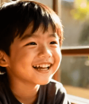 窗边男孩的灿烂笑容338#横屏 