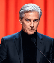 白发男子红色幕布演讲26#横屏 