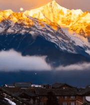 云南雪山下的传统民居景观13198#横屏 