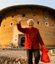 老人于土楼前挥手场景7791#横屏 