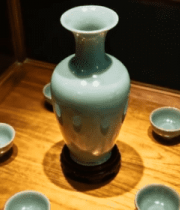 展柜中的青瓷花瓶与杯具2759#横屏 