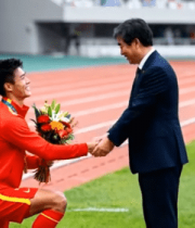 运动员赛场跪地献花握手场景3424#横屏 