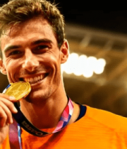 运动员赛场手持金牌微笑14357#横屏 