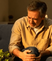 老人家中沙发上膝盖疼痛1173#横屏 