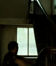 老人楼道内扶膝休息画面5874#横屏 