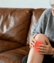 老人居家膝盖疼痛场景15010#横屏 