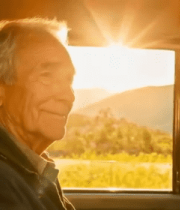 老人驾驶汽车于山间风景中10198#横屏 