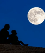 月夜下亲子共赏圆月场景700#横屏 