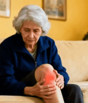 	 老年女性家中膝盖疼痛场景1781#横屏 