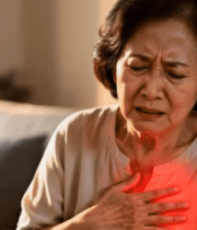 老年女性家中胸口不适素材1701#横屏 