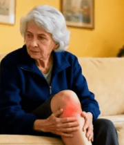 老年女性家中膝盖疼痛场景1781#横屏 