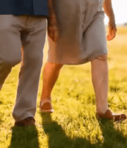 老年夫妇草地漫步5150#横屏 