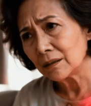 老年女性室内胸口不适(1)8452#横屏 