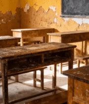 老旧教室中的课桌和黑板4594#横屏 