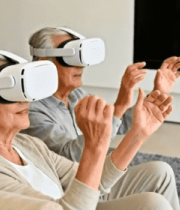 老年夫妇体验眼镜586#横屏 