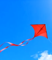 蓝天中红色风筝飞翔画面5982#横屏 