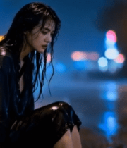雨夜街道上坐着的赤脚女孩11615#横屏 