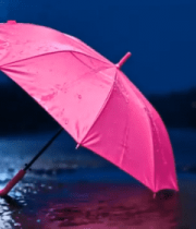 雨夜地面上的粉色雨伞181#横屏 